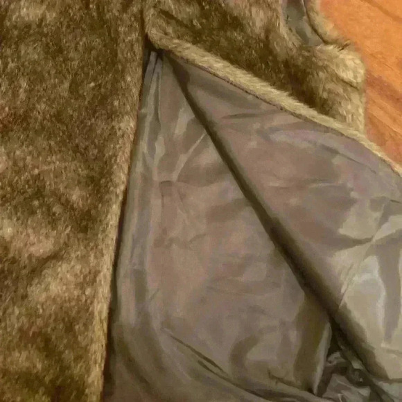 Faux Fur Vest size Medium - Picture 6 of 8